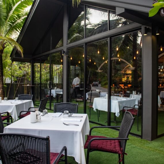 Benny's Cocktails & Grill (Phuket)