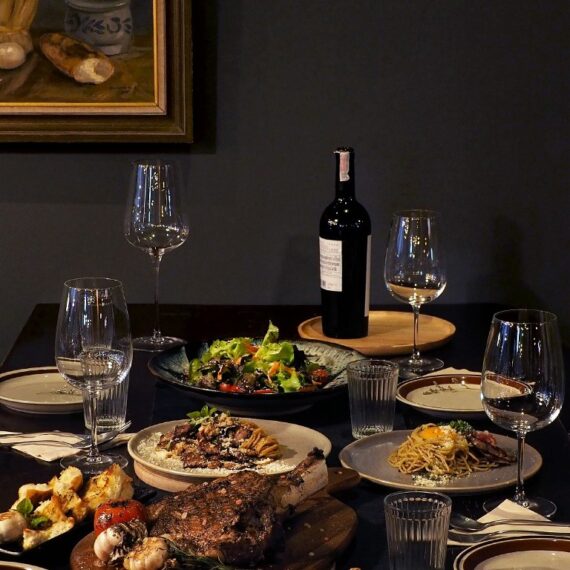 HUGE Cafe and Bistro (Chonburi)