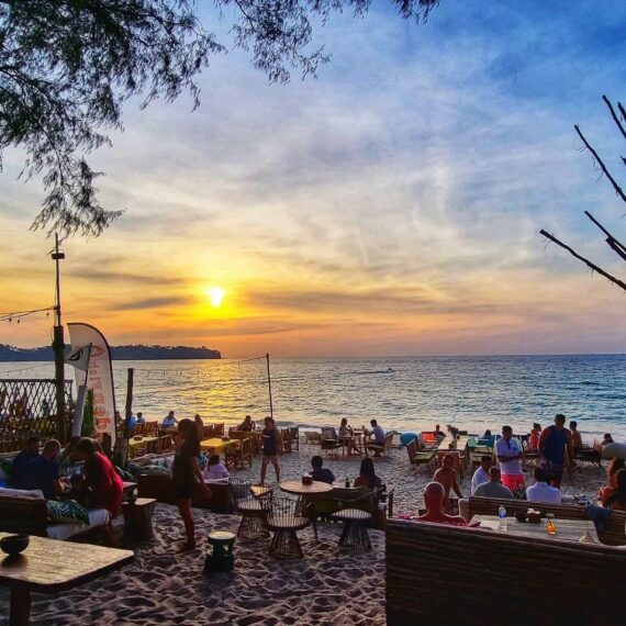 The Wave Beach Bar & Surfing (Phuket)