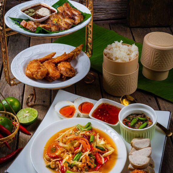 Nai Kaew Kor Moo Yang Cafe​ & Bistro