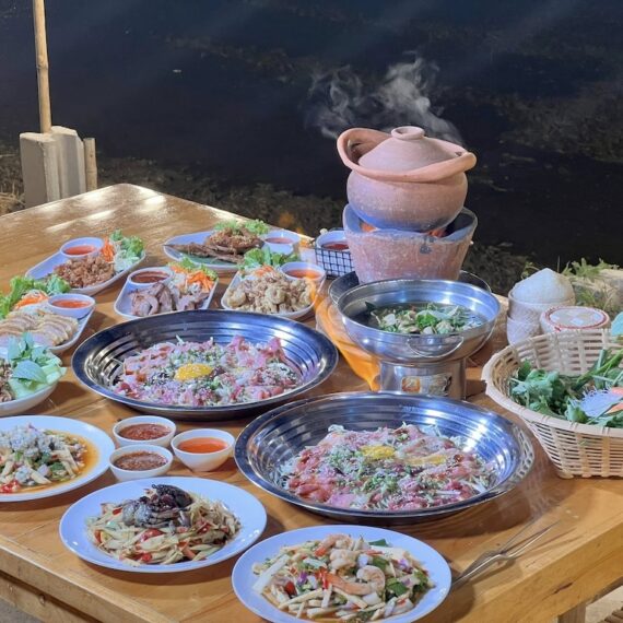 Sen Sai Isan Pathum Thani