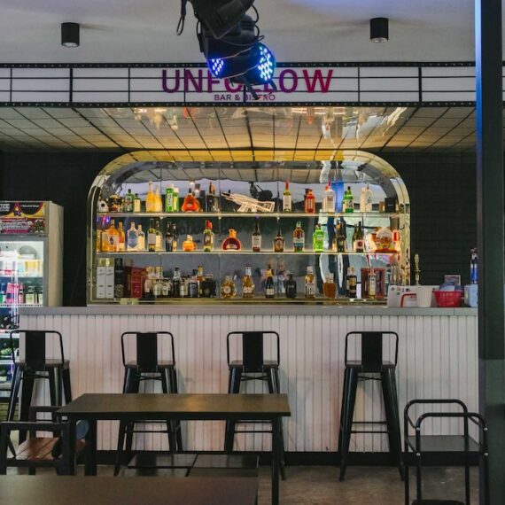 UNFOLLOW BAR&BISTRO