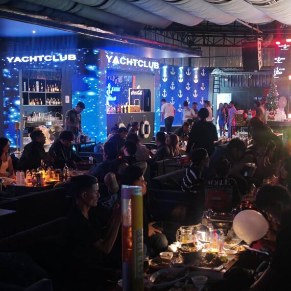 YACHT CLUB BAR & RESTAURANT